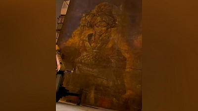 Красота вернулась: как отмывали граффити «Девушка с караваем»