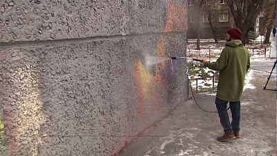 Девушку с караваем отмыли от серой краски