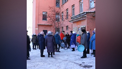 С тазиками наперевес: жители Миасса требуют открыть баню