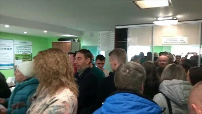 Необъятные очереди за справками автолюбители снимают на видео