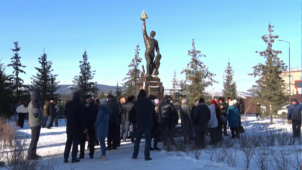 В Златоусте открыли памятник уральскому золотодобытчику