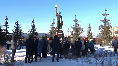 В Златоусте открыли памятник уральскому золотодобытчику