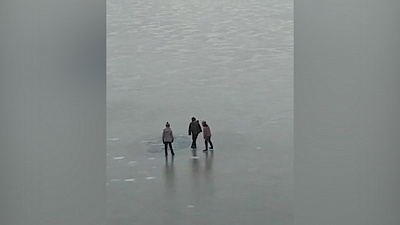 Дети в Миассе гуляют по тонкому льду