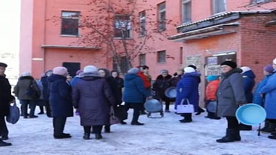 Из-за закрытой общественной бани миассцы устроили флешмоб с тазиками