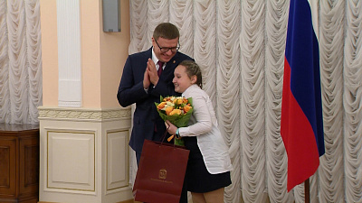 На церемонии награждения девочка обняла губернатора