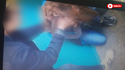 Подростки сняли на видео, как выясняют отношения в подъезде