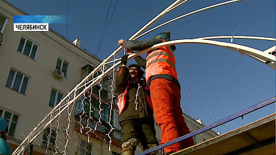 На Кировке монтируют новогоднюю иллюминацию