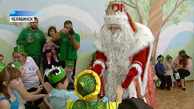 Дед Мороз встретился с челябинскими детьми