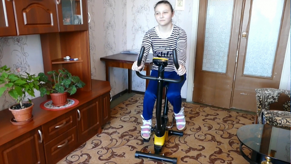 Школьнице пытаются вернуть возможность ходить