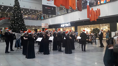 Флешмоб со скрипками и виолончелью в ТРК «Алмаз»