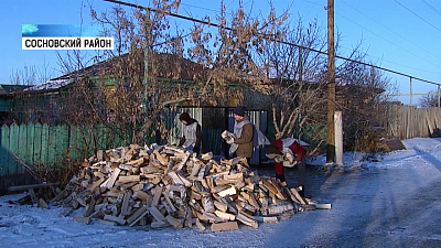 Благотворительный фонд помог пенсионеру дровами