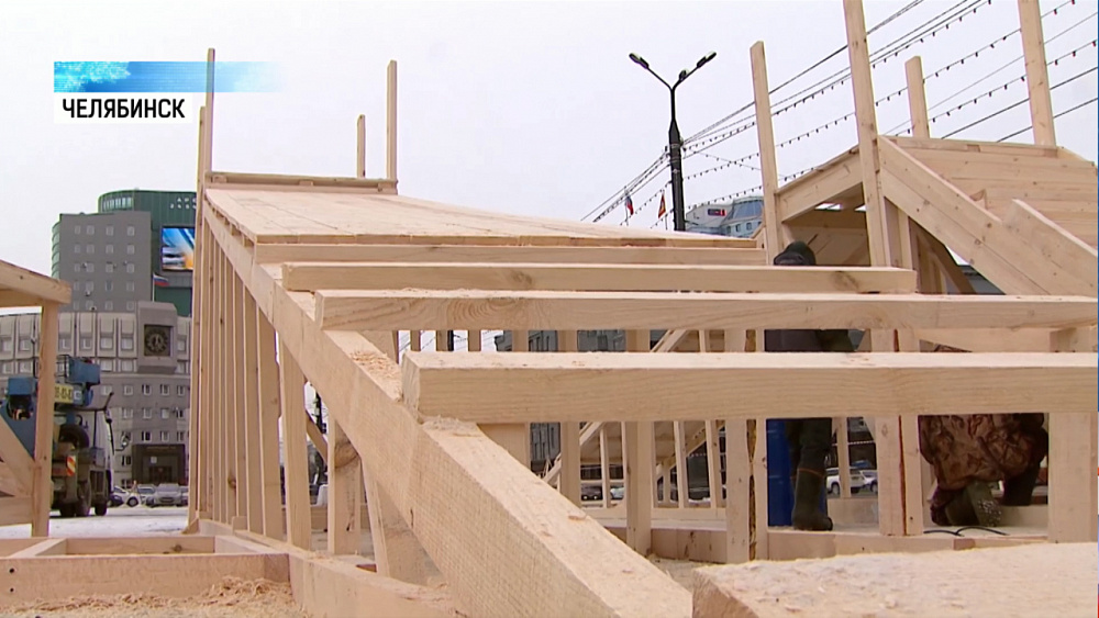 На площади устанавливают ёлку и каркасы под горки