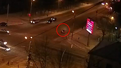 Ниссан врезался в толпу на тротуаре