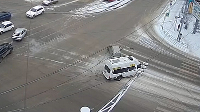 Маршрутный таран: микроавтобус ударил Ладу «Ларгус»