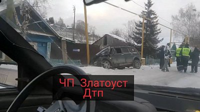 «Калина» и «Нива» не смогли разъехаться на заснеженной дороге в Златоусте
