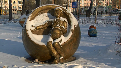 В Челябинске установили неоднозначную скульптуру Валентины Терешковой