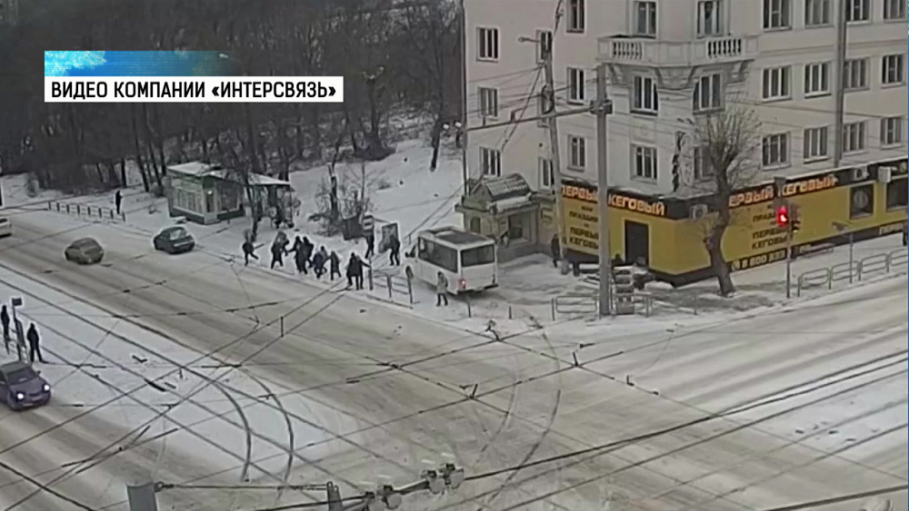 Маршрутка сбила челябинца на остановке