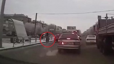 Дорожный боулинг: у КамАЗа отвалилось колесо и повредило «Калину»