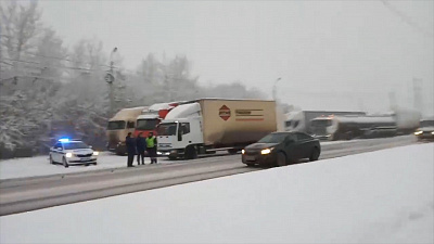 Фуры выстроились в очередь на трассах под Челябинском