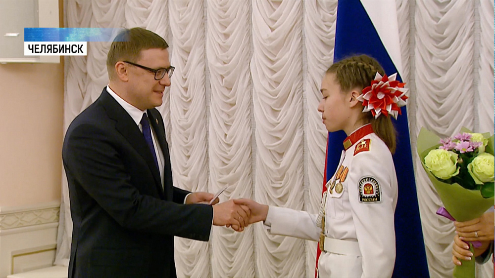 Алексей Текслер вручил паспорта школьникам