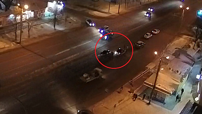 Водитель ВАЗа сбил аварийного комиссара и усугубил массовую аварию