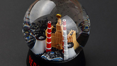 Челябинец продает сноуболы с черным снегом, чтобы купить датчики контроля воздуха