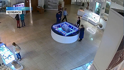 Над метеоритом в музее самостоятельно поднялся купол