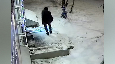 Вандал ломает новогодние гирлянды