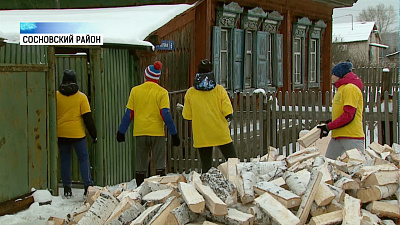 Волонтеры обеспечили дровами пожилых южноуральцев