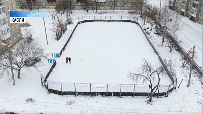 В Касли начали заливать второй каток