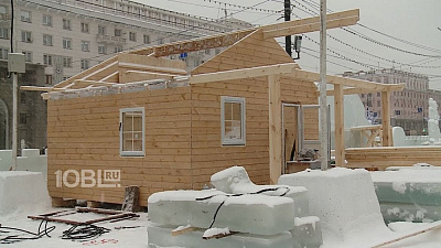 На площади Революции строят избу для Деда Мороза