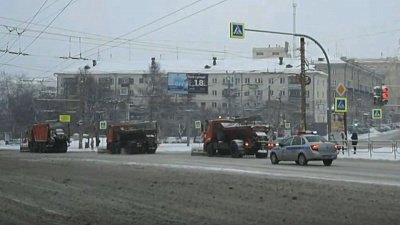 Припаркованные автомобили помешали убрать снег во дворах в выходные
