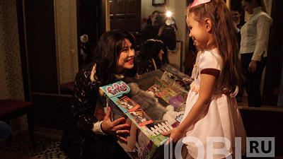 Алексей и Ирина Текслер вручили новогодние подарки двум ребятам из Копейска