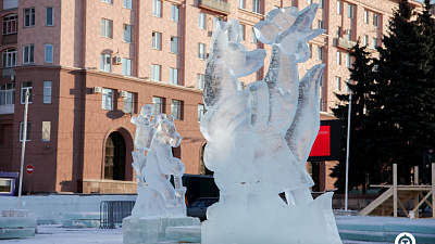 В Челябинске завершается строительство ледового городка на площади Революции
