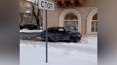 Оказался на тротуаре: «восьмерка» и Форд «Фьюжн» столкнулись в Магнитогорске