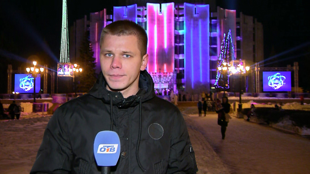 Стены драмтеатра стали холстом для светохудожников