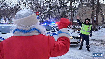 Полицейские спасают Деда Мороза
