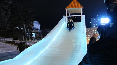 Наталья Котова катается с ледяной горки