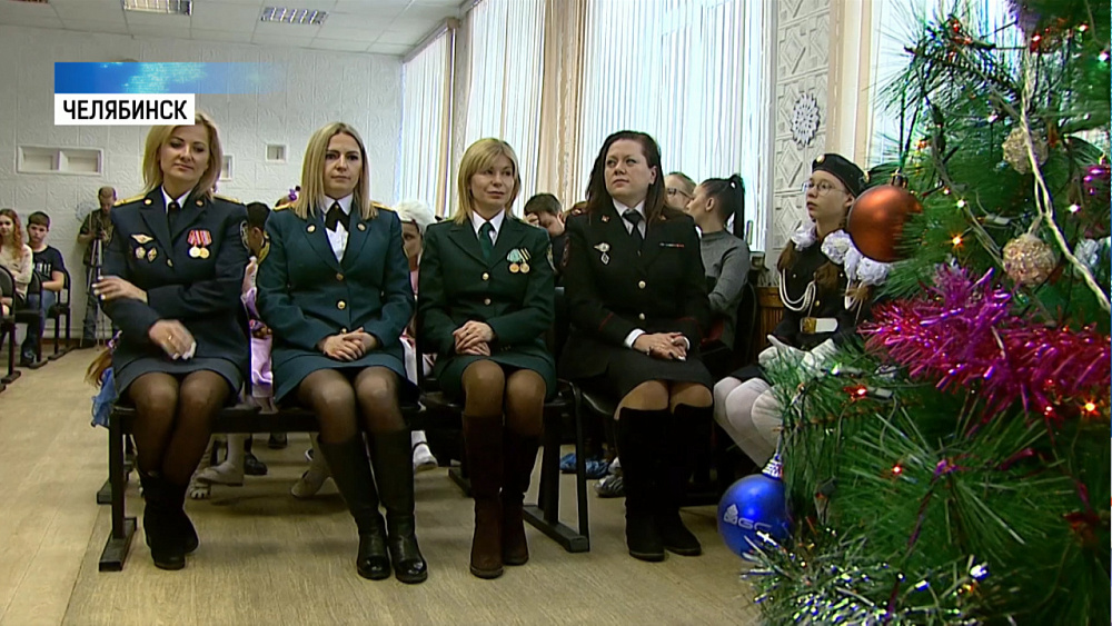 Лауреаты премии «Щит и Роза» поздравили детей