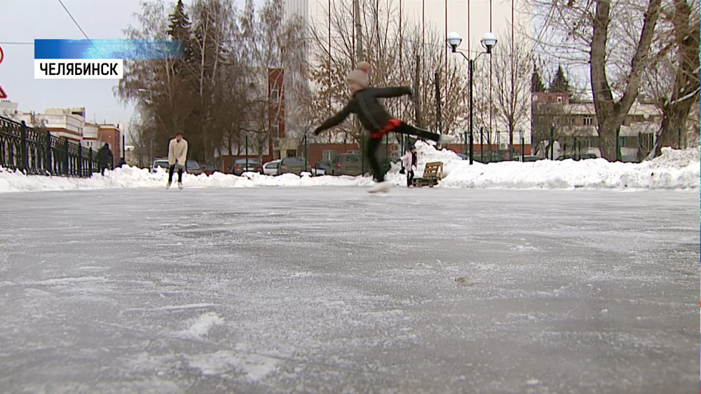 В Литературном сквере открылся круглосуточный каток