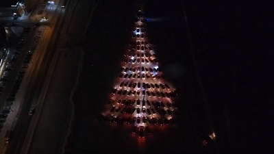 Автомобильная ёлочка мигает габаритными огнями 