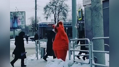 Белочка радует прохожих зажигательным танцем 