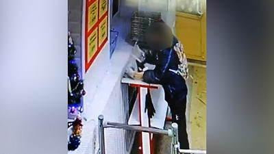 Мальчик вынес из магазина ящик с деньгами