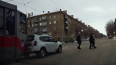 В Магнитогорске трамвай «боднул» Рено «Дастер»