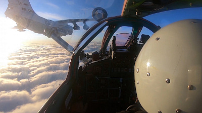Военное видео: дозаправка истребителя в воздухе