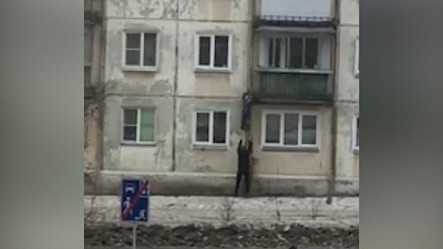 Мальчик в Миассе сорвался с водосточной трубы