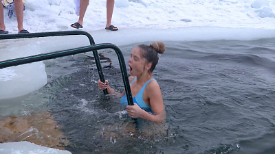 Актёры Камерного театра нырнули в ледяную воду