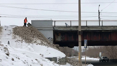 В Челябинске дорожники топят черный снег в реке Миасс