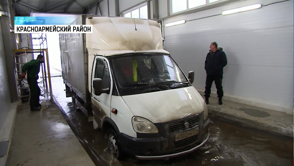 Жители попадают к своим фермам через санитарную зону