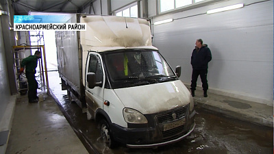 Жители попадают к своим фермам через санитарную зону